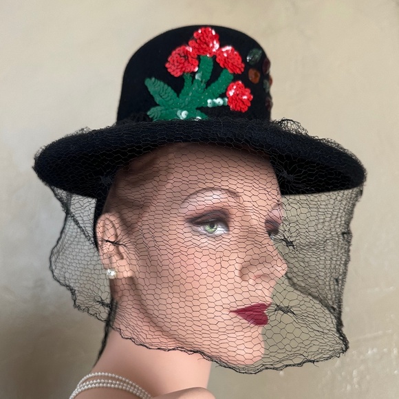 MERRY 1940s' BLACK FELT TILT HAT WITH SEQUIN FLOWER APPLIQUE, JEWELS, FULL VEIL - Picture 9 of 12